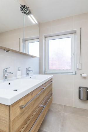 Foto - Te koop: Vlakbij het winkelcentrum in het geliefde, rustige Schaesberg ligt deze charmante, geïsoleerde hoekwoning met een verrassend ruime, multifunctionele zolderverdieping. 